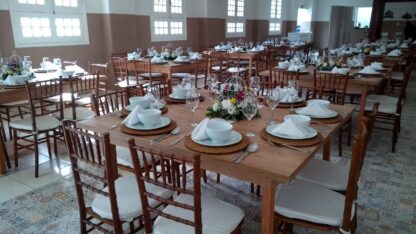 Mesa Quadrada e 8 Cadeiras Tiffany
